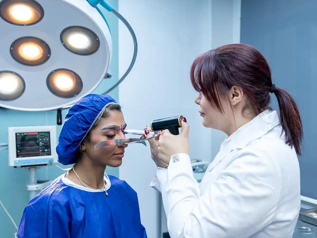Use of a 3D laser device before a hair transplant